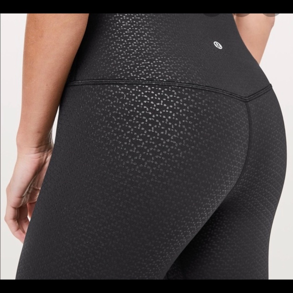 Align embossed leggings
